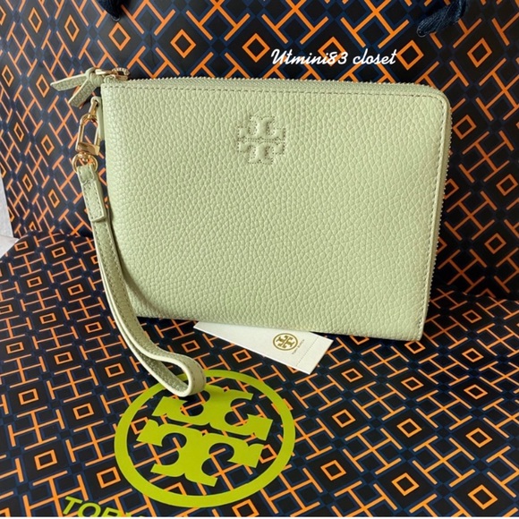 Tory Burch Handbags - 💯🆕Tory Burch Thea Lg zip pouch wristlet/clutch🆕